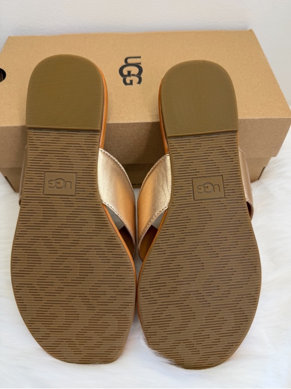 NIB UGG Women’s Carey Gold Metallic Leather Flip Sandals Size 6.5 - Picture 13 of 16